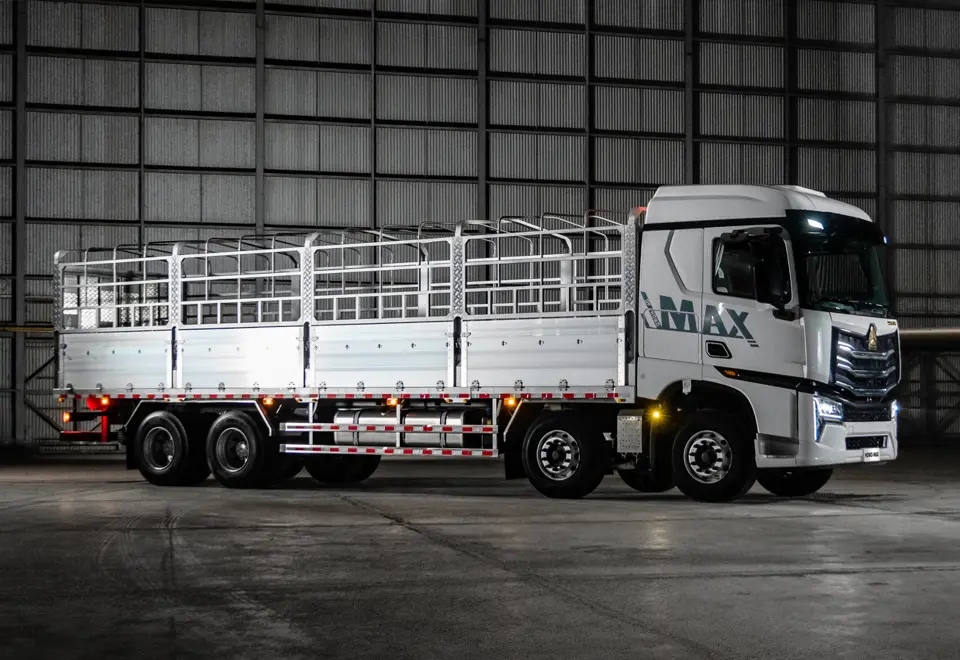 Sinotruck Howo MAX 8×4 Box Cargo Truck-1