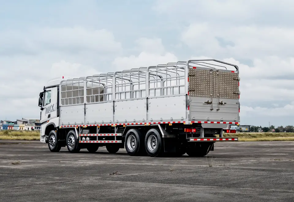 Sinotruck Howo MAX 8×4 Box Cargo Truck-2