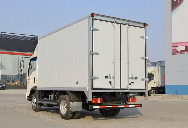 Sinotruk Howo 4×2 Light Box Cargo Truck-3