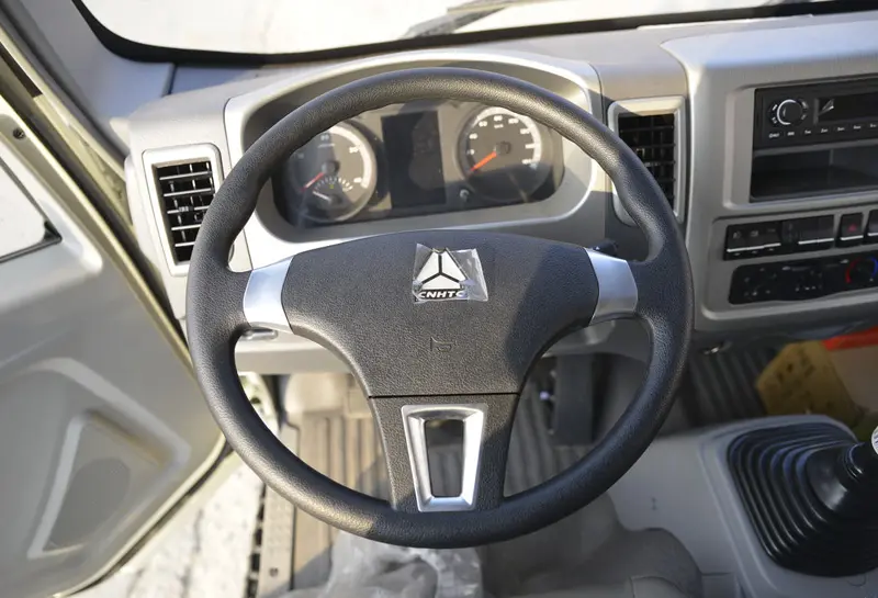 Sinotruk Howo 4×2 Light Box Cargo Truck-4