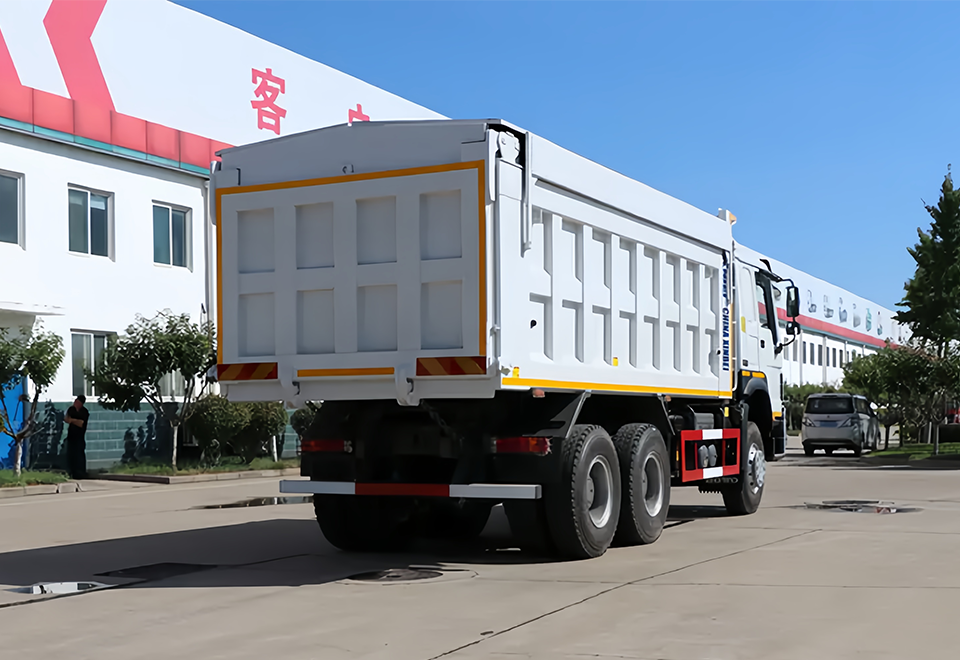 Sinotruk Howo-7 6×4 Dump Truck (1)